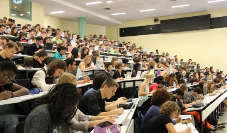 Le gouvernement veut faire payer les étudiants